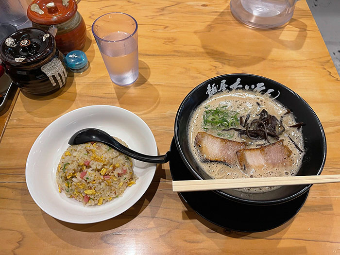 濃厚とんとつラーメンとたいそんの焼飯